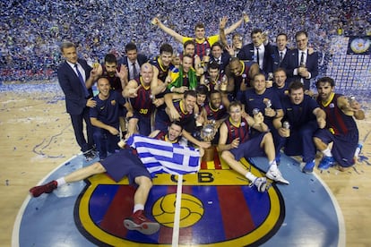 Los jugadores del FC Barcelona posan con el trofeo tras proclamarse campeones de la ACB después de vencer al Real Madrid en el cuarto partido de la final de la Liga Endesa que se ha disputado en el Palau Blaugrana, en Barcelona.