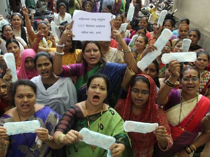 Manifestação em Mumbai contra o imposto sobre os absorventes.