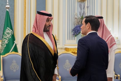 El príncipe heredero saudí, Mohamed bin Slaman, junto a Marco Rubio en Riad, este martes.