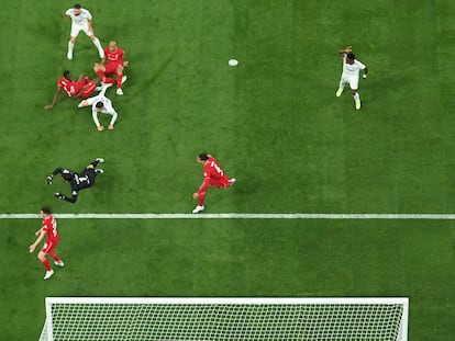 Karim Benzema anota en fuera de juego durante la pasada final de la Champions ante el Liverpool en París.