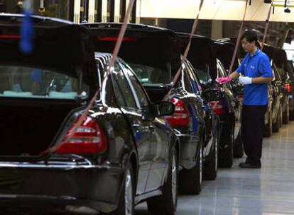 Un trabajador en la línea de producción de DaimlerChrysler en Pekín