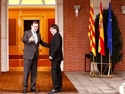 Rajoy y Puigdemont, la semana pasada, en la entrada de La Moncloa.