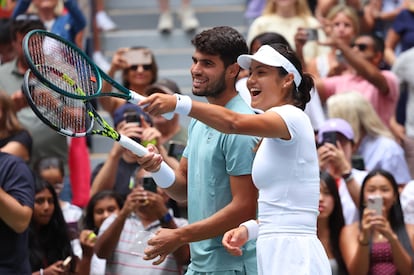 El español Carlos Alcaraz y la británica Emma Raducanu durante el partido de dobles en el US Open este martes en Nueva York. 