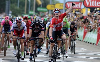 Greipel levanta el pu&ntilde;o izquierdo tras imponerse en Valence a Degenkolb y Kristoff.