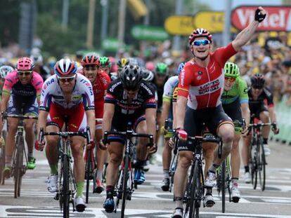 Greipel levanta el pu&ntilde;o izquierdo tras imponerse en Valence a Degenkolb y Kristoff.