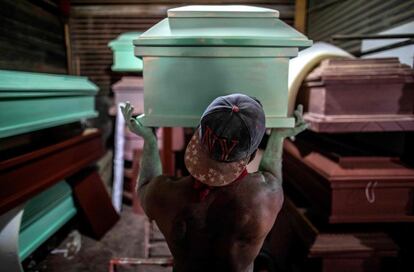 Un hombre trabaja en la construcción de féretros en una funeraria de Managua (Nicaragua). El independiente Observatorio Ciudadano COVID-19 informó este viernes de que al menos 465 personas han muerto a causa de la pandemia en ese país, cuyo Gobierno hasta ahora solo reconoce 17 fallecimientos por esa enfermedad.