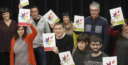 Arnaldo Otegi, en el centro, junto a otros integrantes de su equipo.