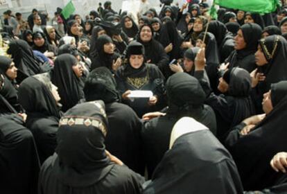 Mujeres chiíes conmemoran la muerte del imam Husein, nieto del profeta Mahoma, ayer en la ciudad santa de Kerbala.