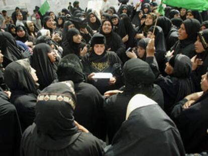 Mujeres chiíes conmemoran la muerte del imam Husein, nieto del profeta Mahoma, ayer en la ciudad santa de Kerbala.