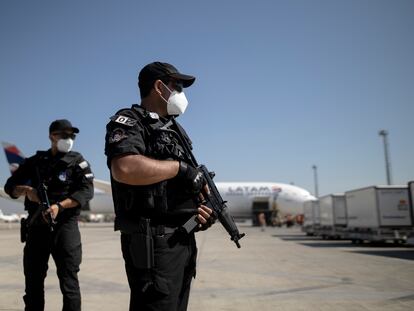 Policías en el Aeropuerto de Santiago (Chile), en una imagen de archivo.