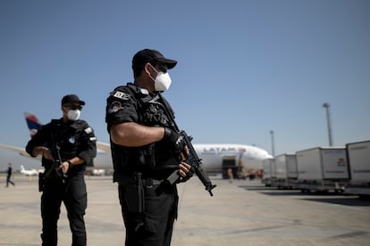 Policías en el Aeropuerto de Santiago tras robo