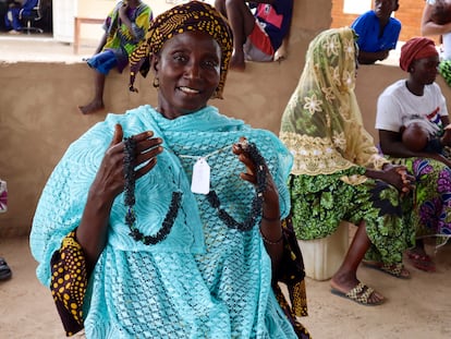 Una de las mujeres que forma parte de la ONG WIG en el pueblo de Njau muestra los collares que acaba de confeccionar con gomas de ruedas de bicicletas.