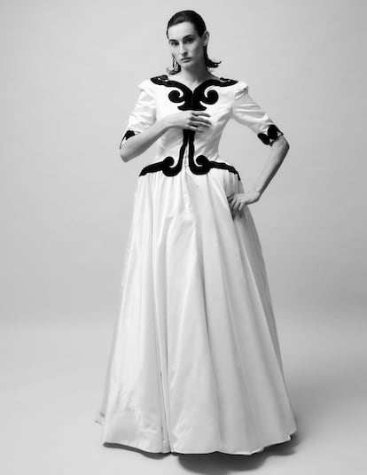 D’Urso luce una reproducción del vestido Infanta, creado por Balenciaga en 1939. El diseñador se inspiró en 'Las meninas', de Velázquez, para este traje de noche confeccionado con satén de seda duquesa en color crudo y adornos en terciopelo de seda negra.
