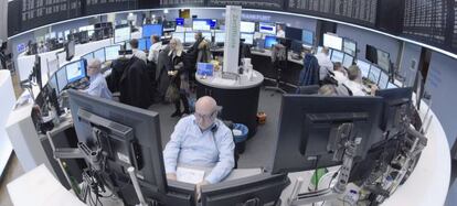 Agentes de bolsa realizan su trabajo en el parqué de Fráncfort, en Alemania.