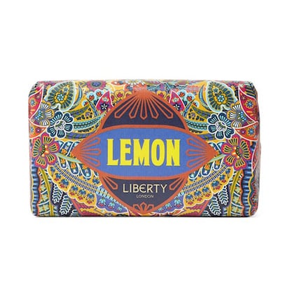 LA PASTILLA DE COLECCIONISTA.

Nombre: Lemon Scepnted Soap, de Liberty.

La reconocerás por... Infusionada con esencia de limón, lo que más llamará la atención es su inconfundible envoltorio, estampado con uno de los clásicos motivos Liberty London y su logo art déco, que lo convierte en regalo perfecto para todo admirador de lo british, incluida la serie The Crown.