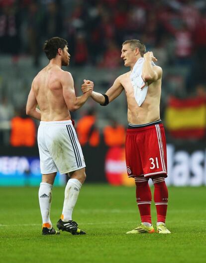 Schweinsteiger con Xabi Alonso al finalizar el partido