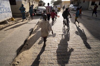 Durante el Ramadán, las familias senegalesas observan el ayuno hasta el caer del sol. En la rutina cotidiana para pedir limosna, los talibés no consiguen comida y se ven así forzados a ayunar, aunque la religión les exima debido a su joven edad.