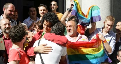 Zerolo abraza a un compañero a las puertas del Congreso tras la aprobación de la ley el 30 de junio de 2005.