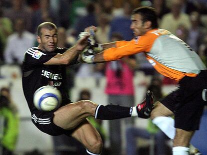 Zidane y Prats chocan en el área bética.