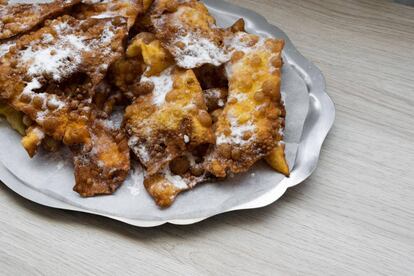 Orejas de carnaval, dulce típico en Galicia y León.