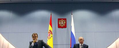 José Luis Rodríguez Zapatero (a la izquierda) y Vladímir Putin, durante la rueda de prensa que protagonizaron ayer en Sochi.