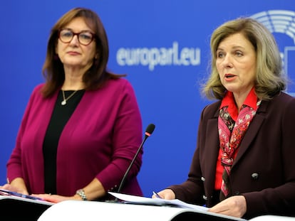 La vicepresidenta de la Comisión Europea de Valores y Transparencia, Vera Jourova, y la vicepresidenta para Democracia y Demografía, Dubravka Suica, en una rueda de prensa en Estrasburgo, este mart4es.
