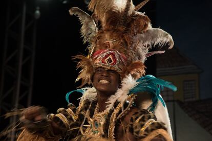 Participante do bloco afro "Os negões", em Salvador.