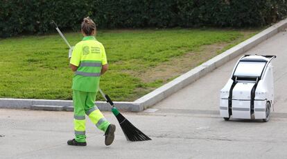 Uno de los carritos de limpieza robotizados en un parque de Barcelona.