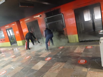 Trabajadores del metro sofocan un incendio en la estación Indios Verdes de la Línea 3 del metro de Ciudad de México.