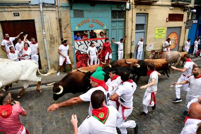 Un momento del recorrido por el centro de Pamplona con los toros gaditanos de La Palmosilla. 