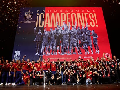 Los jugadores y el cuerpo técnico de la selección española, durante la celebración de la Liga de las Naciones, este lunes en el Wizink Center (Madrid).