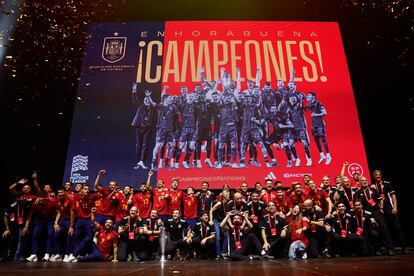 Los jugadores y el cuerpo técnico de la selección española, durante la celebración de la Liga de las Naciones, este lunes en el Wizink Center (Madrid).