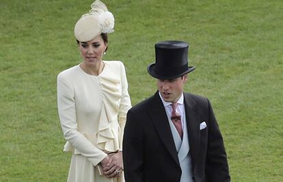 Guillermo y Caralina de Cambridge, en un acto en el palacio de Buckingham la semana pasada.