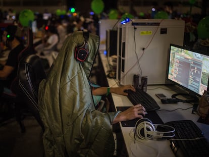 Un participante juega con el ordenador durante el DreamHack celebrado en Valencia en 2014.