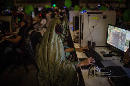 Un participante juega con el ordenador durante el DreamHack celebrado en Valencia en 2014.