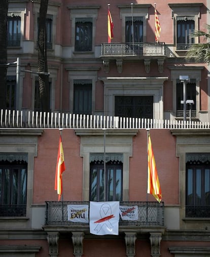 Una vez retirados los lazos, fotos y pancartas, la consejería de Interior debe comunicar a la Junta Electoral Central que esa acción se ha llevado a cabo. En la imagen, arriba, fachada de la Conselleria de Interior sin cartel, este viernes. Abajo, fachada con un lazo blanco colgado del balcón del edificio, este jueves.