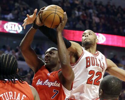 Gibson, de los Bulls, trata de impedir el tiro de Odom, de los Clippers