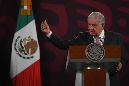 López Obrador habla durante la conferencia de prensa matutina en Palacio Nacional, en Ciudad de México, este 14 de mayo.