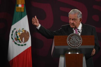 López Obrador habla durante la conferencia de prensa matutina en Palacio Nacional, en Ciudad de México, este 14 de mayo.