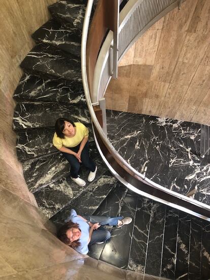 Anabel Vázquez (a la izquierda) y María Martínez, fundadoras de Laconicum, en la escalera del edificio de su oficina, en Chamberí.