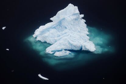 Um iceberg flutua em um lago perto da cidade de Tasiilaq, no dia 24 de junho de 2018.