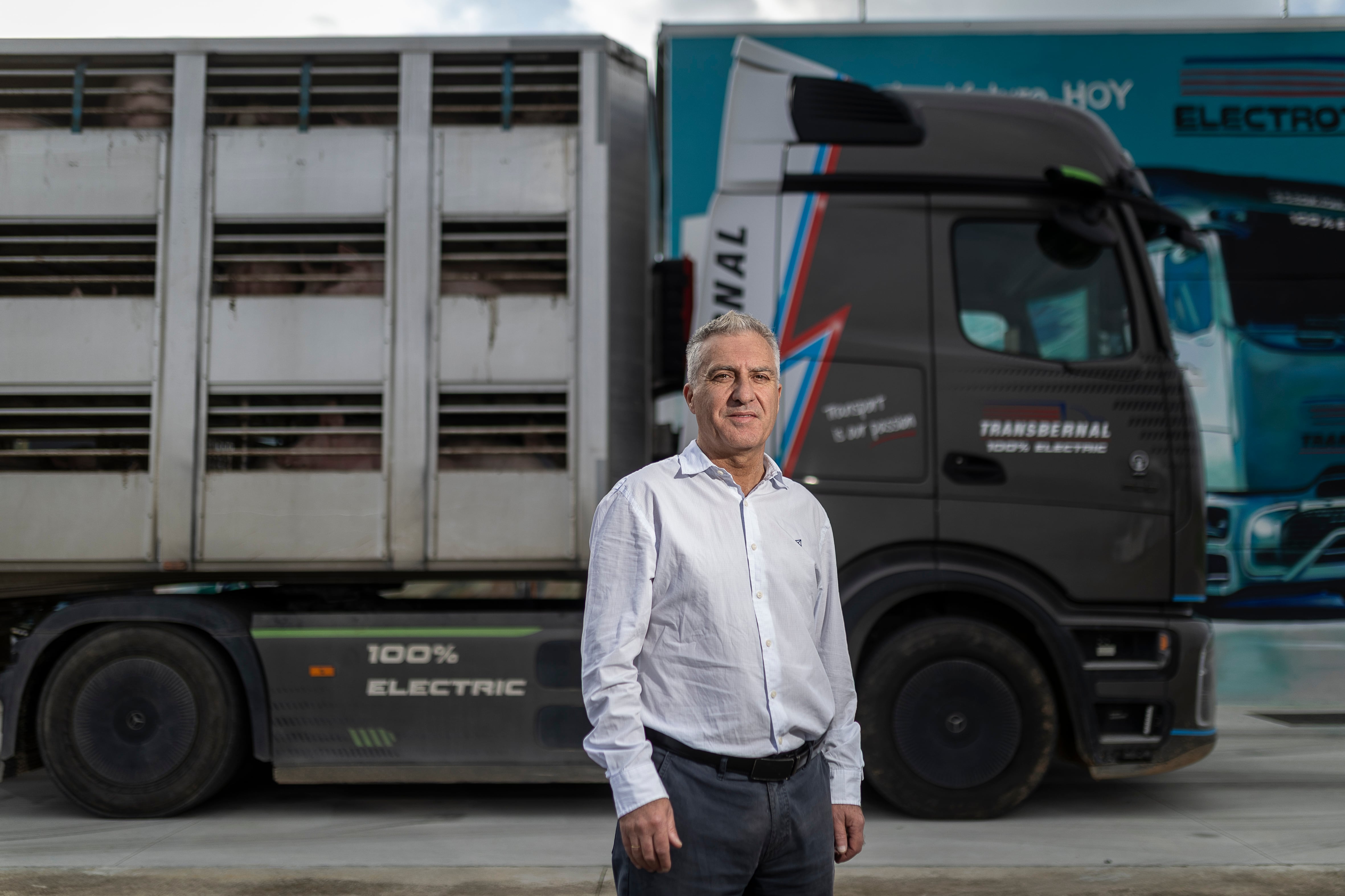 Gabriel Bernal, propietario de Transbernal, junto a uno de sus camiones eléctricos.