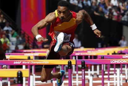 Orlando Ortega en la seminifnal de 110m vallas en Londres.