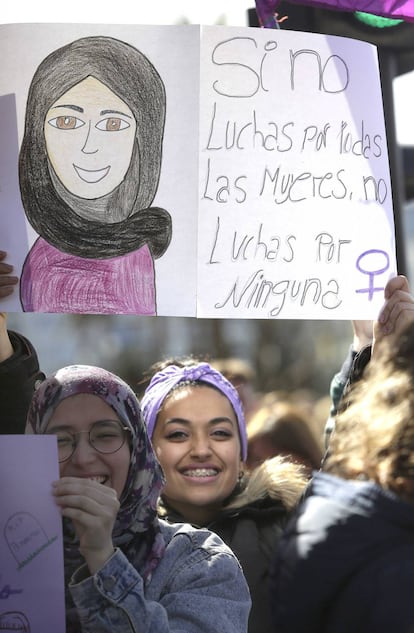 Una joven sostiene un cartel durante la manifestación en San Sebastián (Gipuzkoa).