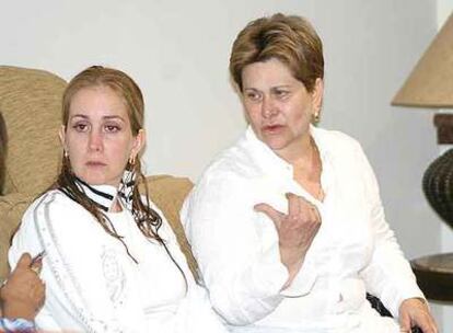 Bárbara Valés de Barreto y Virginia Alcedo de Barreto, el lunes en San Cristobal.
Bárbara Valés de Barreto y Virginia Alcedo de Barreto, el lunes en San Cristóbal.
/ EFE