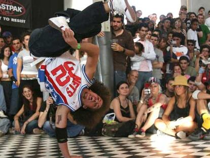 Un bailarín de <i>breakdance</i> durante su actuación, ayer, en el Festival Cultura Urbana 2006.