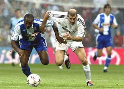 Zidane trata de escaparse a la carrera de Domoraud.