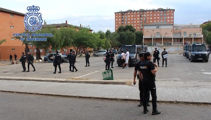 Dispositivo de la Policía Nacional en el barrio de La Coma, en Paterna, en una redada el pasado 24 de mayo.