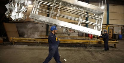 Un trabajador en una fábrica de metal.