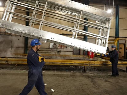 Un trabajador en una fábrica de metal.